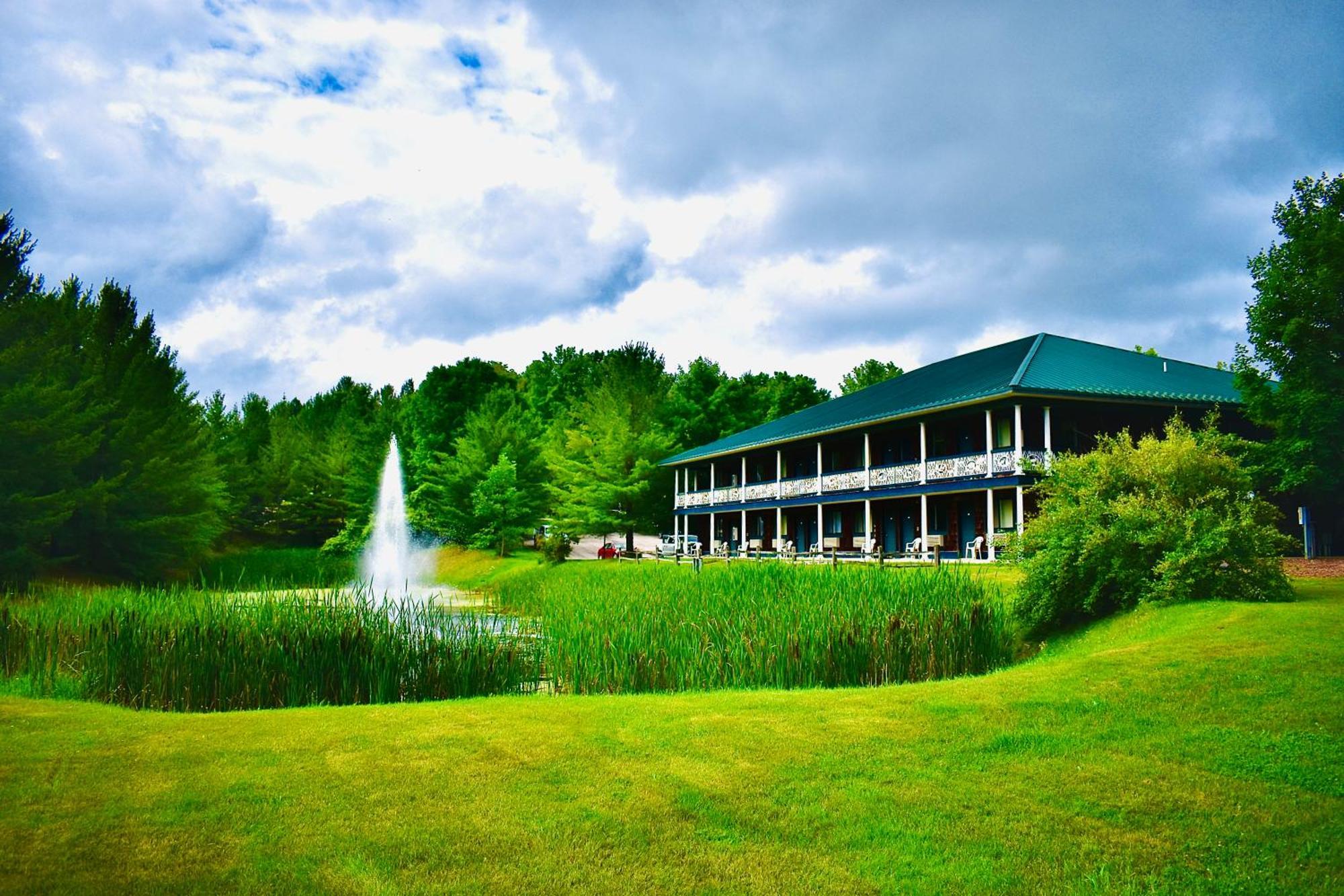 4 Season Fun At Legend Cottage Inn Bellaire Exterior photo